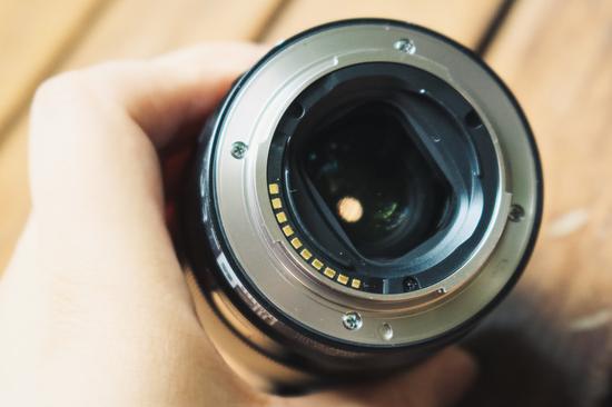 轻便小巧的挂机标头 索尼fe 35mm f1.8镜头评测